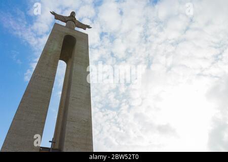 Cristo Re (Almada), Portogallo. Bellissimo scatto artistico. Monumento cattolico dedicato al Sacro cuore di Gesù Cristo che domina Lisbona Foto Stock