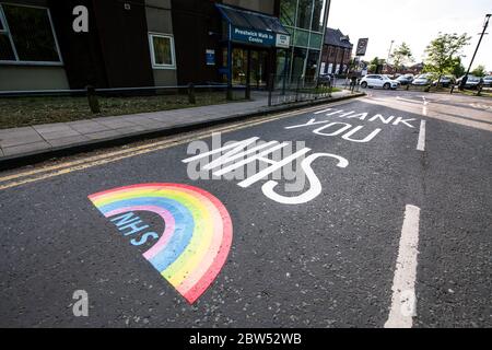 Segnaletica stradale dipinta di recente grazie NHS e un arcobaleno sono stati dipinti fuori di un centro medico a Manchester per ringraziare tutto il personale di prima linea NHS.