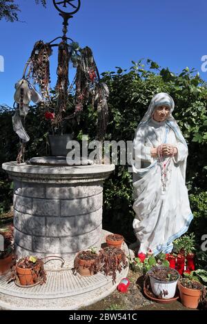 Maddaloni - Statua di Madre Teresa di Calcutta al Santuario di San Michele Foto Stock