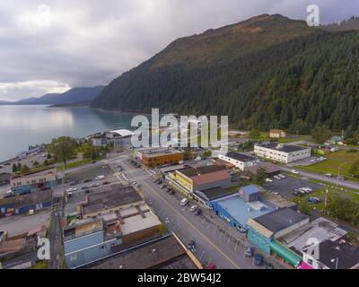 Vista aerea del centro di Seward e del lungomare di Fall, Seward, Kenai Peninsula, Alaska, USA. Seward è una città situata nella baia di Resurrection fiordo. Foto Stock