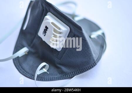 Nuova Delhi, India, 2020. Maschera facciale 3M grigio N95 su sfondo bianco per la sicurezza contro il virus Corona (Covid-19) per ridurre la velocità di diffusione in nuovo cou Foto Stock