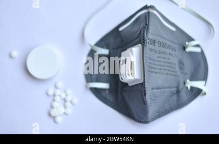 Nuova Delhi, India, 2020. Fuoco selettivo della maschera facciale 3M Grey N95 su sfondo bianco con compresse medicinali per la sicurezza contro il virus Corona (Covid-19 Foto Stock
