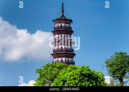Chigang Pagoda che sorge sopra gli alberi contro un cielo blu vicino a un edificio di appartamenti in Guangzhou Cina, provincia di Guangdong. Foto Stock