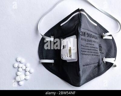 Nuova Delhi, India, 2020. Fuoco selettivo della maschera facciale 3M Grey N95 su sfondo bianco con compresse medicinali per la sicurezza contro il virus Corona (Covid-19 Foto Stock