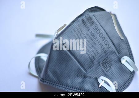 Nuova Delhi, India, 2020. Maschera facciale 3M grigio N95 su sfondo bianco per la sicurezza contro il virus Corona (Covid-19) per ridurre la velocità di diffusione in nuovo cou Foto Stock