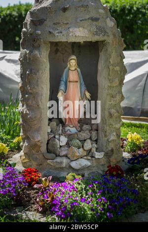 Grotta della Madonna fatta in casa in un giardino nella bassa Baviera Germania Foto Stock