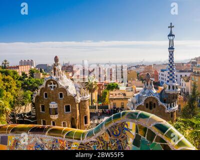 Vista impressionante sulle colorate architetture del Parco Güell progettate da Antoni Gaudì, Barcellona, Spagna Foto Stock