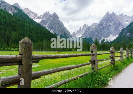 Escursioni nella valle del Sestener Fischleinbach in Alto Adige Foto Stock