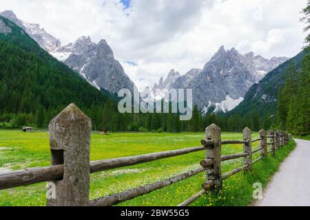 Escursioni nella valle del Sestener Fischleinbach in Alto Adige Foto Stock