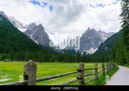 Escursioni nella valle del Sestener Fischleinbach in Alto Adige Foto Stock