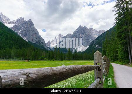 Escursioni nella valle del Sestener Fischleinbach in Alto Adige Foto Stock