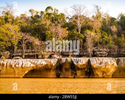 Imponenti formazioni di pietra sulle rive del fiume Manambolo, Tsingy de Bemaraha Strict Nature Reserve, Madagascar Foto Stock