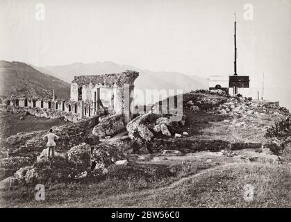 Fotografia d'epoca del XIX secolo - quella che sembra essere una stazione di segnale telegrafica accanto al Teatro Greco, Taormina, Sicilia, Italia Foto Stock