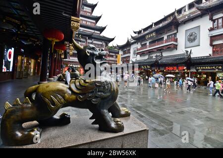 Tempio del Dio della città di Shanghai, zona circostante e nelle vicinanze, un grande quartiere commerciale. Cina Foto Stock