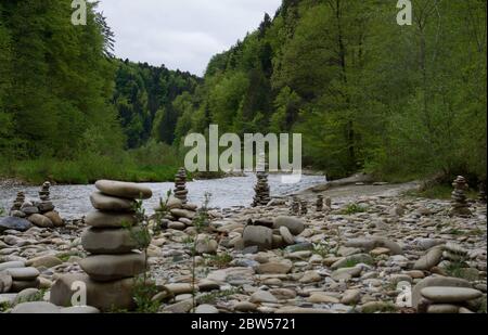 Pietra della natura - Arte al senso selvaggio del fiume in Svizzera Foto Stock