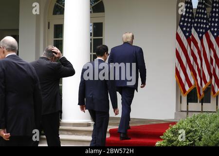 Washington, Stati Uniti. 29 maggio 2020. Il presidente degli Stati Uniti Donald Trump parte con i membri della sua amministrazione dopo aver espresso le proprie osservazioni nel Rose Garden della Casa Bianca di Washington, DC venerdì 29 maggio 2020. Il Segretario di Stato Mike Pompeo sta tenendo la testa. Trump ha annunciato sanzioni contro la Cina nei confronti di Hong Kong, e ha inoltre chiuso le relazioni degli Stati Uniti con l’Organizzazione mondiale della sanità. Foto di Yuri Grippas/UPI Credit: UPI/Alamy Live News Foto Stock