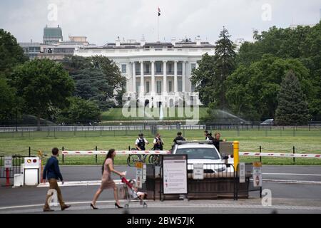 Washington, Stati Uniti. 29 maggio 2020. Foto scattata il 29 maggio 2020 mostra la Casa Bianca a Washington, DC, gli Stati Uniti. Venerdì il presidente degli Stati Uniti Donald Trump ha affermato che il suo paese sta "chiudendo" il rapporto con l'Organizzazione Mondiale della Sanità. Credit: Liu Jie/Xinhua/Alamy Live News Foto Stock