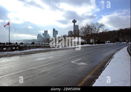 Skylon Tower (520 metri circa) e gli edifici circostanti si affacciano sulla Niargara Parkway. Foto Stock