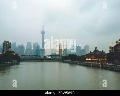 Waibaidu Bridge, Garden Bridge a Shanghai China. Paesaggio urbano in tonalità IG cinematografiche Foto Stock