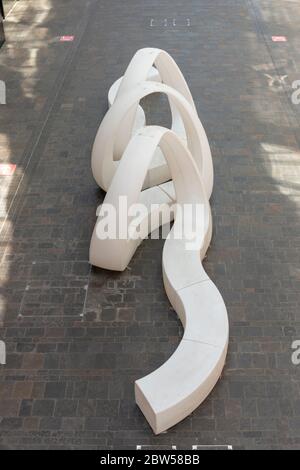 Bristol-May-2020-England - una vista ravvicinata di una sedia art decor in uno dei principali centri commerciali nel centro della città Foto Stock