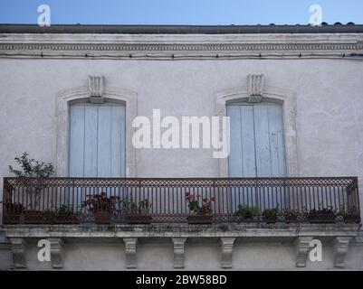 Casa francese con persiane chiuse in legno Foto Stock