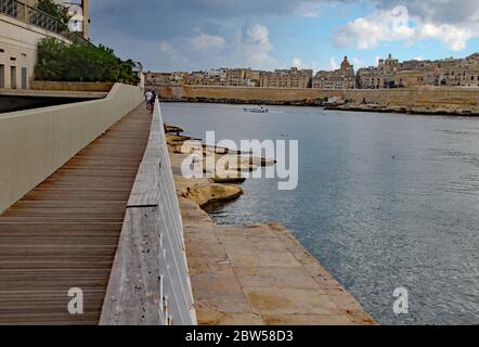 Passerella in legno a Sliema, Malta, si conduce verso Fort Tigne Foto Stock