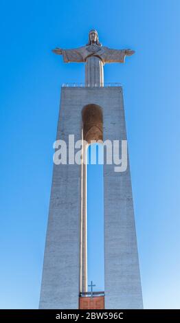 Vista frontale della scultura di Gesù Cristo con cielo azzurro e limpido su sfondo. Foto Stock