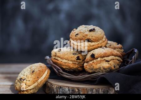 Biscotti fatti in casa con sandwich di farinata d'avena Foto Stock