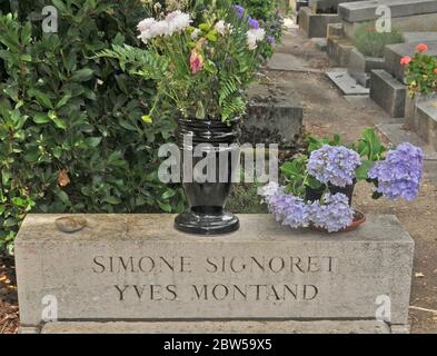 Tomba di Simone Signoret e Yves Montand, cimeteria di Père Lachaise, Parigi, Francia Foto Stock
