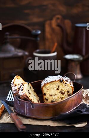 Deliziosa casa cottage cheese e uvetta torta di pane on dark rustico sfondo di legno Foto Stock