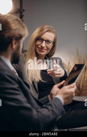 Due partner commerciali che hanno una conversazione in ufficio Foto Stock