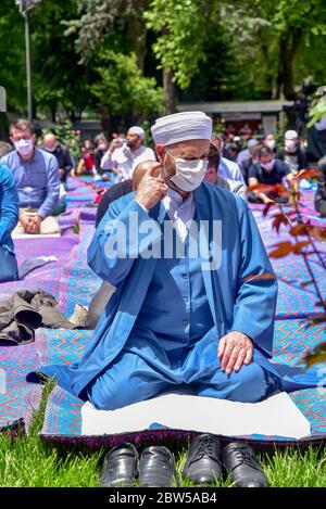 Pregare con maschere mediche fuori della Moschea Blu. Il primo venerdì pregate, namaz dopo la chiusura a Istanbul. I musulmani pregano insieme per la guarigione Foto Stock
