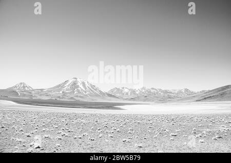 Abbandonato deserto Atacama in bianco e nero Foto Stock