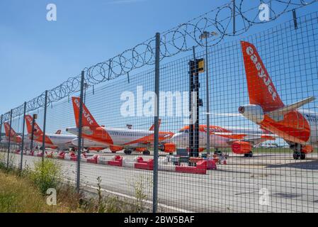 Aerei a reazione easyJet in negozio presso l'aeroporto di Londra Southend, Essex, Regno Unito, a causa del blocco pandemico COVID-19 Coronavirus. Getti in magazzino. Recintato Foto Stock