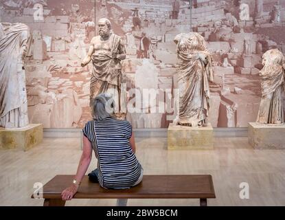 Visita turistica della statua del filosofo greco Plutarco o Platone nel Museo Archeologico di Delfi, Grecia Foto Stock