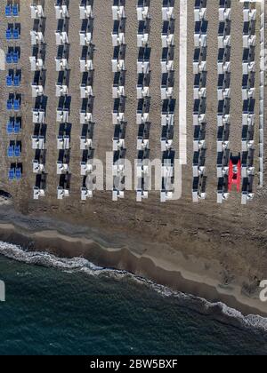 Genova, Italia. 29 maggio 2020. GENOVA - 29 maggio 2020: (NOTA PER LA REDAZIONE: Immagine creata con un drone) La vista aerea mostra un impianto di balneazione vuoto. La stagione turistica dovrebbe iniziare subito dopo il blocco causato da COVID-19 Coronavirus emergenza. (Foto di Nicolò campo/Sipa USA) Credit: Sipa USA/Alamy Live News Foto Stock