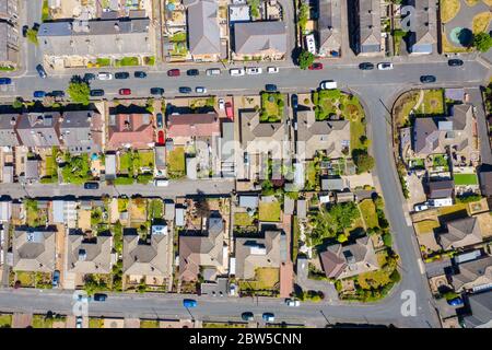 Foto aerea del villaggio di Cleckheaton nello Yorkshire nel Regno Unito che mostra una vista dall'alto di una tipica tenuta di alloggi britannici, scattata in un'estate soleggiata Foto Stock