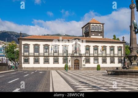 Praca do Municipio, il municipio con la sua imponente porta scolpita in pietra grigia e undici finestre, ognuna dotata di un proprio balcone, e. Foto Stock