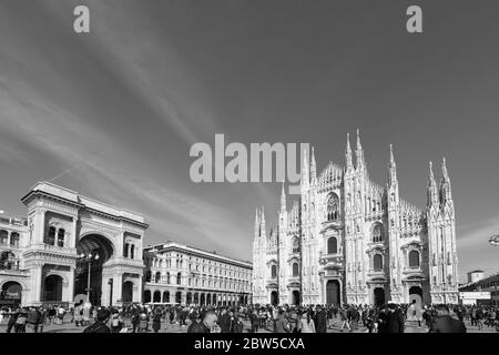 MILANO, ITALIA - 16 MARZO 2018: Foto in bianco e nero del Duomo di Milano e della Galleria Vittorio Emanuele II durante la giornata di sole a Milano. Foto Stock