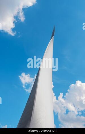 Ala bianca di una turbina eolica da vicino con cielo blu sullo sfondo. Foto Stock