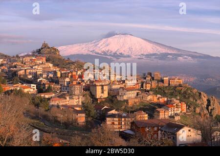 Villaggio montano di Sicilia e punto di riferimento naturale Etna Monte innevato Foto Stock