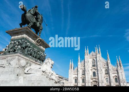 Immagine orizzontale di una splendida statua e del Duomo di Milano, una visita turistica di Milano Foto Stock