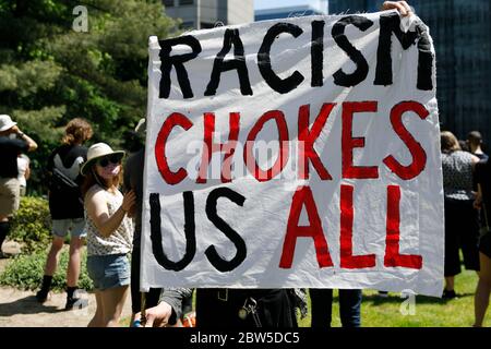 STATI UNITI. 29 maggio 2020. Centinaia di persone si sono riunite sotto l'egida del capitolo locale del NAACP a Portland, Oregon, il 29 maggio 2020 per protestare contro l'uccisione di George Floyd da parte della polizia a Minneapolis, Minnesota, il 25 maggio. (Foto di John Rudoff/Sipa USA) Credit: Sipa USA/Alamy Live News Foto Stock