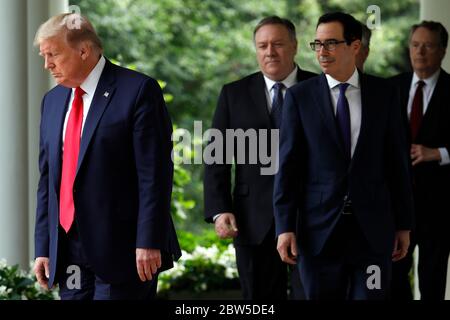 Il presidente degli Stati Uniti Donald J. Trump arriva per esprimere commenti sulla Cina nel Rose Garden alla Casa Bianca di Washington, DC, il 29 maggio 2020. Nella foto da sinistra a destra: il presidente; il Segretario di Stato americano Mike Pompeo; il Segretario del Tesoro americano Steven T. Mnuchin e l'Ambasciatore Robert Lighthizer, Rappresentante commerciale degli Stati Uniti. Credit: Yuri Grippas/Pool via CNP /MediaPunch Foto Stock