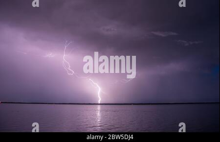 L'illuminazione colpisce durante un temporale. Foto Stock