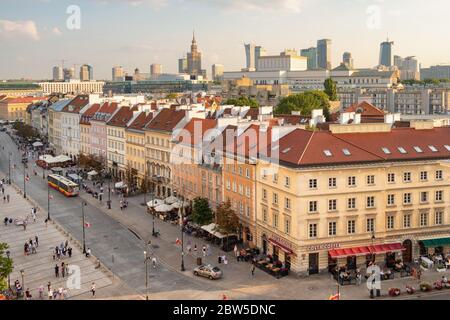 Città vecchia con grattacieli moderni sullo sfondo a Varsavia, Polonia Foto Stock