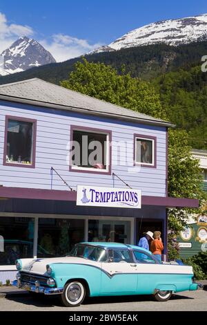 Negozio di tentazioni e veicolo storico, Skagway, Alaska sudorientale, Stati Uniti Foto Stock