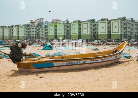 Centinaia di barche da pesca e reti parcheggiate sulla riva di Marina Beach a Chennai, India Foto Stock