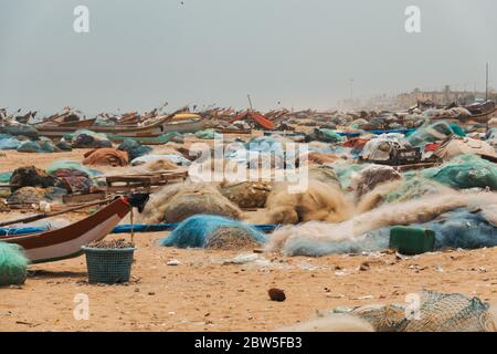 Centinaia di barche da pesca e reti parcheggiate sulla riva di Marina Beach a Chennai, India Foto Stock