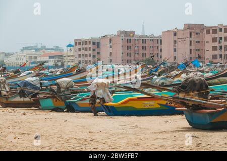 Centinaia di barche da pesca e reti parcheggiate sulla riva di Marina Beach a Chennai, India Foto Stock